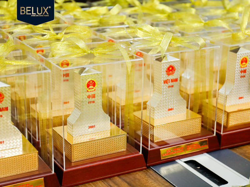 Lô Cột Mốc Việt-Trung bằng đồng mạ vàng bạc cao 32cm thiết kế theo yêu cầu